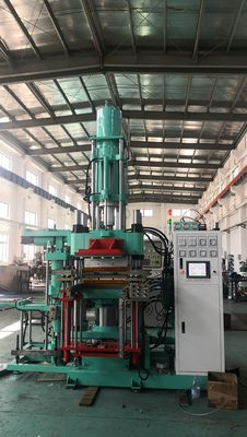 200トンのシリコン水力注射鋳造機 シリコン水泳帽を作る