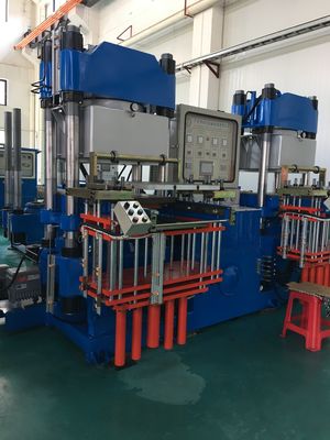 2つのポンプを持つダブルテーブル250トンのクランプフォース真空圧縮鋳造機