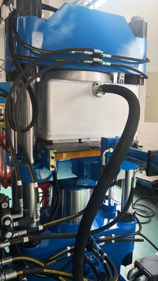 ゴム製品製造機械 プチスロパイプ用のゴムシールを製造するゴム機